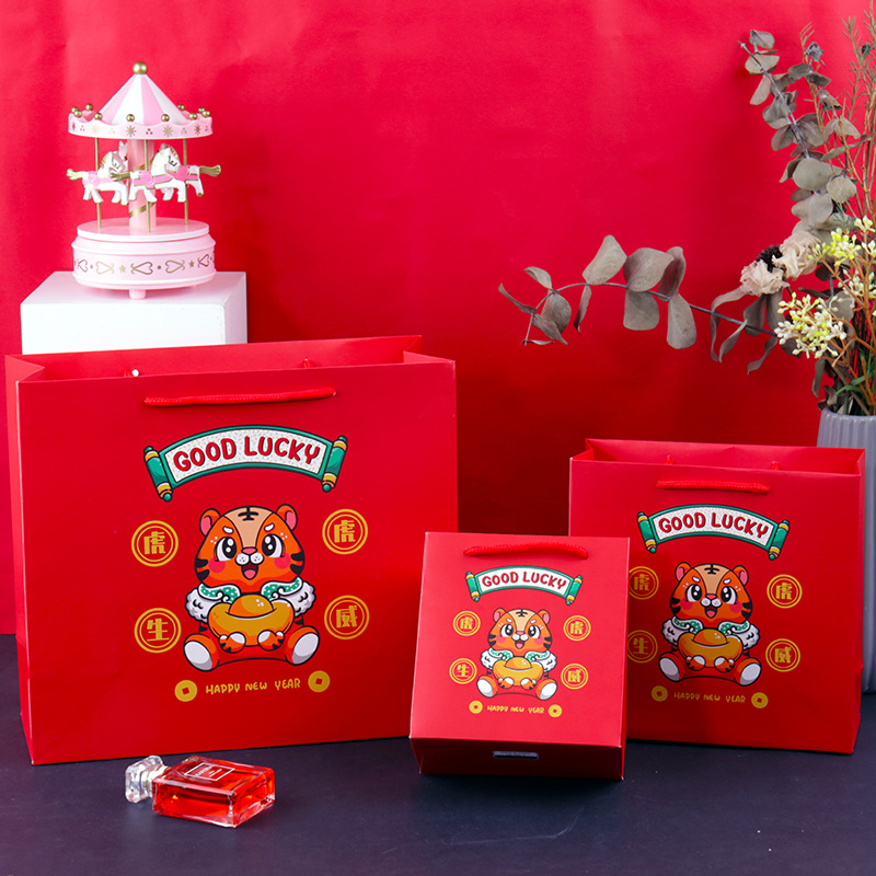 虎年卡通礼品袋 春节红色喜庆礼袋 公司年会手提纸袋 包装袋定制